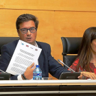 ÓscarLópez exhibe un documento durante su comparecencia en la Comisión de investigación de las cajas.-PABLO REQUEJO
