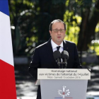 Hollande, durante su discurso en la ceremonia de homenaje a las víctimas del atentado del Paseo de los Ingleses, en Niza, este sábado.-EFE / SEBASTIEN NOGIER