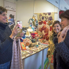 Ana Redondo conversa con la dueña del stand  ‘Échate el rollo’ de la Feria de Artesanía de Navidad.-MIGUEL ÁNGEL SANTOS