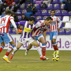 Los centrales Pavón y Jon García cierran el paso a Jonathan Pereira en el partido disputado ayer en Zorrilla-M. Á. SANTOS