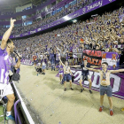 Moyano, micro en mano, se dirige a los aficionados del RealValladolid.-J.M. LOSTAU