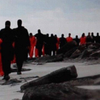 Captura del vídeo difundido por el Estado Islámico donde muestra la decapitación de 21 cristianos coptos.-Foto: TWITTER
