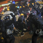 La policía se enfrenta a un grupo de manifestantes en Hong Kong.-AP