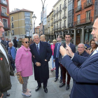 El alcalde de Valladolid, Óscar Puente, fotografiando al ministro de Asuntos Exteriores, Josep Borrell.-ICAL
