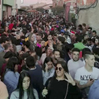 Calle de Matapozuelos abarrotada de jóvenes.-J.I. FERNÁNDEZ