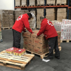 Dos voluntarios trabajan en el empaquetado de alimentos.-CRUZ ROJA VALLADOLID