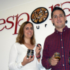 Blanca López y Roberto Antón, responsables de esta empresa soriana, con parte de los productos que elabora Espora Gourmet y una gran trufa.-T. CARRILLO