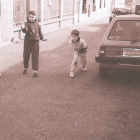 Niños jugando en la calle Villabrágima del barrio Las Villas de Valladolid hace años. | Imagen del libro 'El Lagar de Barahona' de José Antonio Gaviero