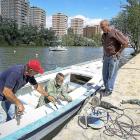 Los ‘amigos´trabajan en la reparación de la barca en la que se realiza la procesión de la Virgen del Carmen.-M.Á. SANTOS
