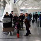 Fuad Sharef Suleman y su familia tras regresar a Irak al no poder viajar a EEUU.-AHMED SAAD / REUTERS