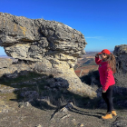 Una montañera disfruta del paisaje encantado de Las Tuerces.-N.S.