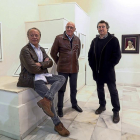 Enrique Reche, Lorenzo Colomo y Julio Martínez posan en la galería.-MIGUEL ÁNGEL SANTOS