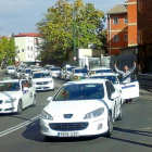 Taxistas ayer en el inicio de la marcha en la calle Recondo para exigir la jornada de 16 horas por vehículo y día.-E. M.