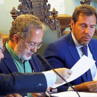 Óscar Puente, junto a Manuel Saravia, durante un pleno en una imagen de archivo.-J. M. LOSTAU