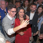 La candidata de Cs al Congreso por Barcelona, Inés Arrimadas, se hace un selfie con un simpatizante en su visita a León.-ICAL