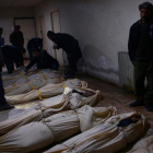 Víctimas de un reciente bombardeo del régimen en las afueras de Damasco.-BASSAM KHABIEH / REUTERS