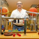 ArturoFernández Seara posa con dos balones de baloncesto y sus ‘armas de trabajo’ en el Centro de Rehabilitación Tenerías.-J.M. LOSTAU