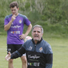 El entrenador Paco Herrera en plena bronca, con Drazic de testigo al fondo-J.M. Lostau