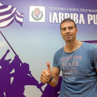 Gaizka Garitano posa ante el cartel de la campaña de abonados en las oficinas del estadio Zorrilla.-Miguel Ángel Santos