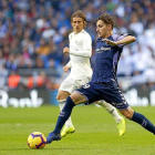 Toni conduce el balón ante Modric.-PHOTO-DEPORTE