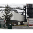 Imagen de uno de los camiones de la empresa llega a la factoría de Bridgestone en Burgos.-EL MUNDO