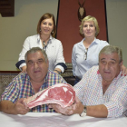 Los hermanos Carlos y José Antonio Martín junto a Maribel Redondo y María Díaz con una chuleta de carne de avileña de su propia ganadería en la venta familiar.-ARGICOMUNICACIÓN