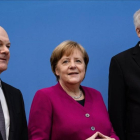 De derecha a izquierda,  el líder del Partido Socialdemocrata, Horst Seehofer, la cancillera alemana, Angela Merkel y el líder de la Unión Socialcristiana, Olaf Zcholz.-/ EFE / CLEMENS BILAN