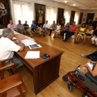 La concejala de Urbanismo del Ayuntamiento de León, Ana Franco (C), presenta ante colectivos sociales el proyecto de remodelación de la plaza de El Grano-ICAL