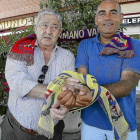 Dionisio Miguel Recio y Juan Carlos Pastor, unidos por una bufanda del BMValladolid, tras la renovación de un contrato del entrenador.-Montse Álvarez