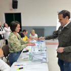 El presidente de la Diputación, Conrado Íscar, deposita su voto en la urna.- TWITTER