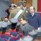 DÍA DE LA HISPANIDAD. El presidente de la Junta de Castilla y León, Juan Vicente Herrera, acudió a los actos del día de la Fiesta Nacional en Madrid, donde saludó al Rey Felipe VI y también se encontró con Luis de Guindos-ICAL