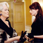 La temida y editora de 'Runway', Miranda Priestly (Meryl Streep), junto a la periodista Andy Sachs (Anne Hathaway), en una escena de 'El diablo viste de Prada'.-Foto: ARCHIVO