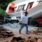 Un hombre camina junto a una vivienda destruida ayer en el municipio de Juchitán, Oaxaca (México), uno de los lugares más afectados por el terremoto de magnitud 8,2 en la escala de Richter.-EFE