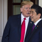 El presidente de los Estados Unidos, Donald Trump, con el primer ministro japonés, Shinzo Abe.-EFE / EPA
