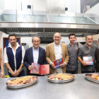 Paco Díez presenta el libro 'Aroma de pimientos asados', junto al guitarrista Raúl Olivar, y el presidente de la Diputación de Valladolid, Jesús Julio Carnero.-ICAL
