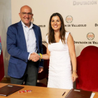 El presidente de la Diputación de Valladolid, Jesús Julio Carnero, y la presidenta de la Asociación de Trabajadores Autónomos (ATA), Soraya Mayo, firman un convenio de colaboración para complementar los programas de empleo de la Institución Provincial.-ICAL