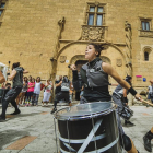 La percusión del espectáculo ‘Vêrtical’ de la compañía Brincandeira llenó de música la Plaza de Herrasti.-ICAL
