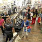 Interior de un pequeño comercio de Valladolid lleno de clientas-Montse Álvarez