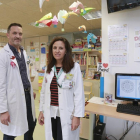 Susana Izquierdo y Jesús Hernández son los profesores del aula hospitalaria del HUBU .-RAÚL G. OCHOA