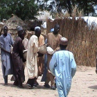 Un grupo de personas traslada a las víctimas de un atentado yihadista en Nigeria.-AFP