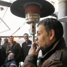 Un fumador apura su cigarro en una de las terrazas de Valladolid.-J. M. LOSTAU