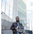 Iñaki posa en la sede de la ONU en Nueva York.-EL MUNDO