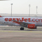 Un avión de Easyjet, en el aeropuerto de Barcelona.-Foto:   ARCHIVO / DANNY CAMINAL