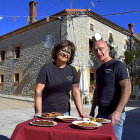 Beatriz Ruiz y Víctor Ludeña, en el exterior de La Cantinilla, con platos y raciones que elaboran en su establecimiento.-ARGICOMUNICACIÓN