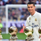 Cristiano, durante el acto en el que ofreció el cuarto Balón a Oro a la afición madridista.-AFP / GERARD JULIEN
