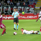 Anuar, autor del tercer gol, se dispone a recibir el balón mientras Yelko observa la jugada desde el suelo, anoche, en el Reino de León.-RAMIRO / DIARIO DE LEÓN