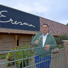 Aníbal Asensio Paunero, en el exterior de la bodega, cuya arquitectura de ladrillo recuerda las construcciones mudéjares de la zona.-ARGICOMUNICACIÓN