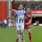 El central blanquivioleta Calero controla el balón ante el atacante numantino Guillermo.-VALENTÍN GUISANDE