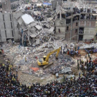 Aspecto de cómo quedó el edificio de la fábrica téxtil Rana Plaza.-EFE / ABIR ABDULLAH