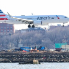 Un Boeing 737 Max 8 de la compañía American Airlines a punto de aterrizar en el aeropuerto de LaGuardia en Nueva York.-SHANNON STAPLETON (REUTERS)
